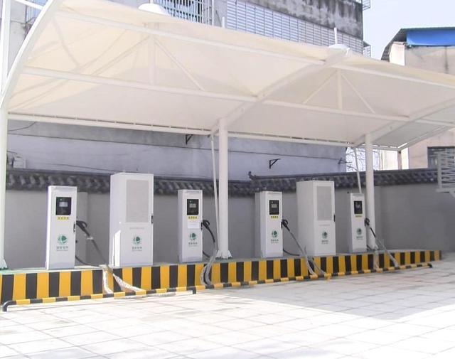 國網(wǎng)通城縣供電公司 建設(shè)汽車充電站，助力綠色出行